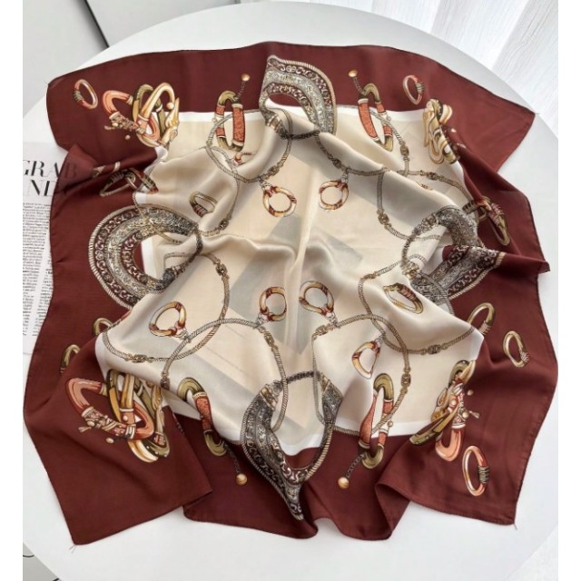 Elegantna ruta z verižnim potiskom v rjavi barvi 