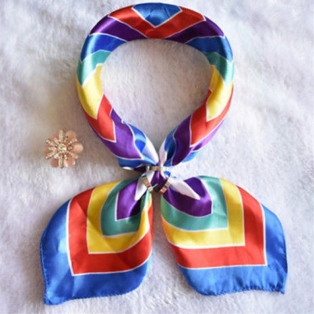 Elegantna kvadratna ruta s pisanim črtastim potiskom