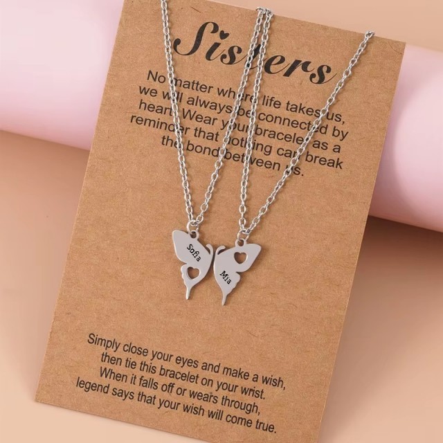 Komplet dveh personaliziranih ogrlic za sestri z gravuro na metuljčku 
