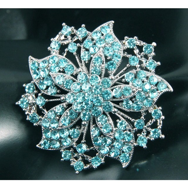 Svetlo modra broška v obliki cveta 