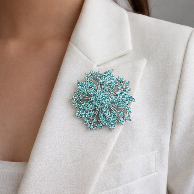 Svetlo modra broška v obliki cveta 