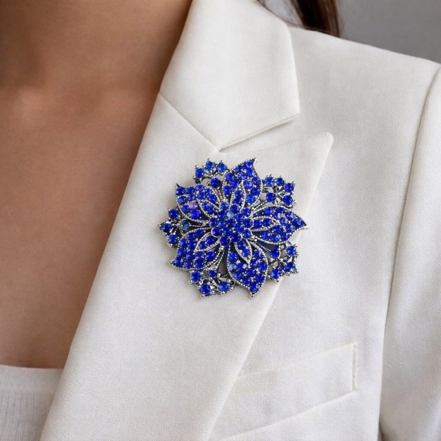 Temno modra broška v obliki rožice