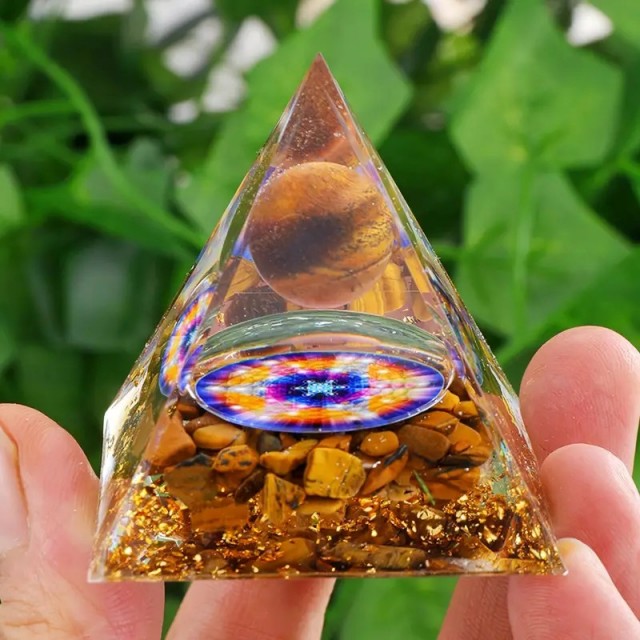 Orgonitna piramida s kamnom tigrovega očesa 5cm