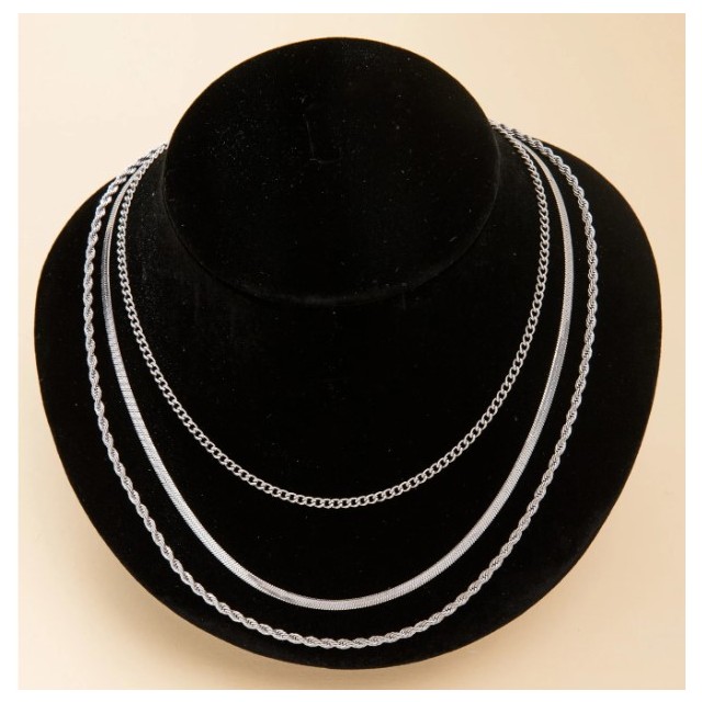 Tridelna večplastna ogrlica v srebrni barvi 