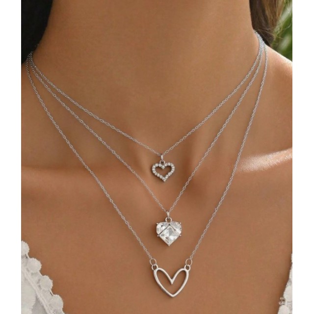 Tridelna ogrlica v srebrni barvi s tremi srci