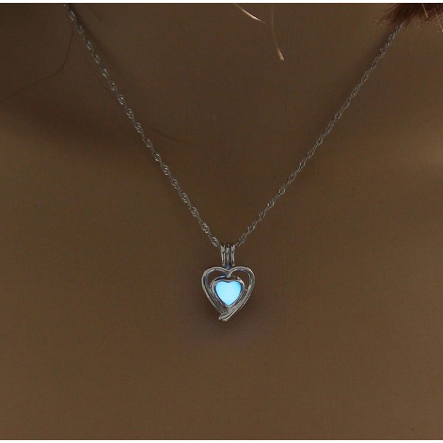 Verižica srček, sveti v temi modro