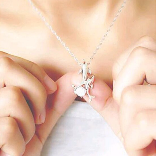 Elegantna verižica v srebrni barvi z delfini