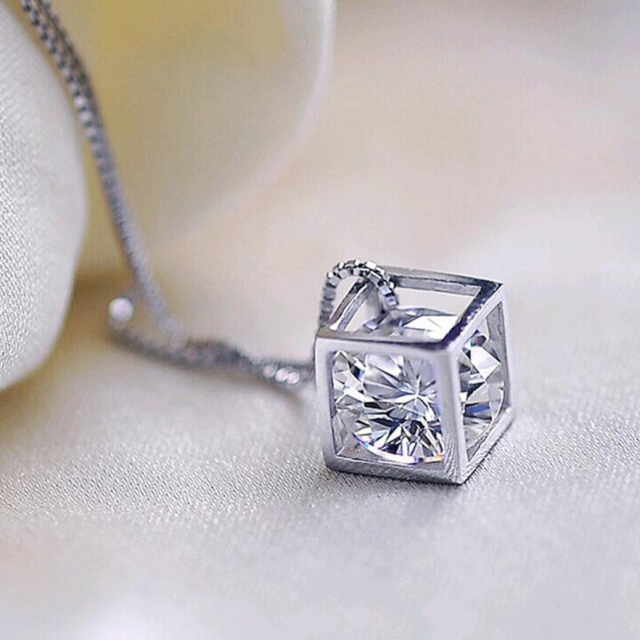 Elegantna verižica s sijočo kocko 