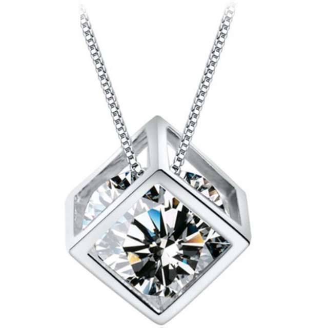 Elegantna verižica s sijočo kocko 