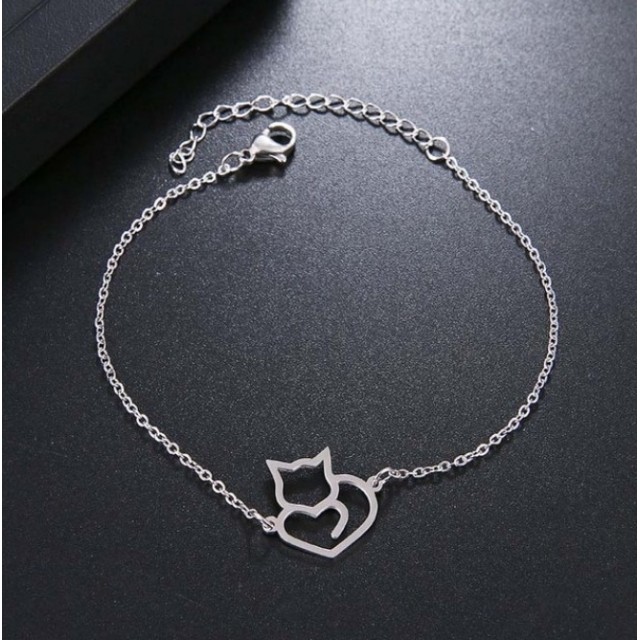 Zapestnica srebrne barve, z mucko