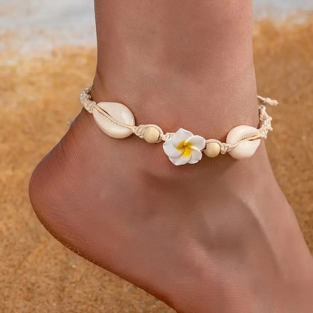 Boho zapestnica za nogo s školjkami in havajsko rožo