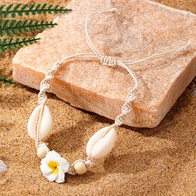 Boho zapestnica za nogo s školjkami in havajsko rožo