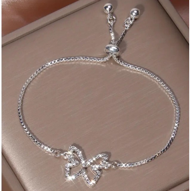 Elegantna zapestnica srebrne barve z metuljem