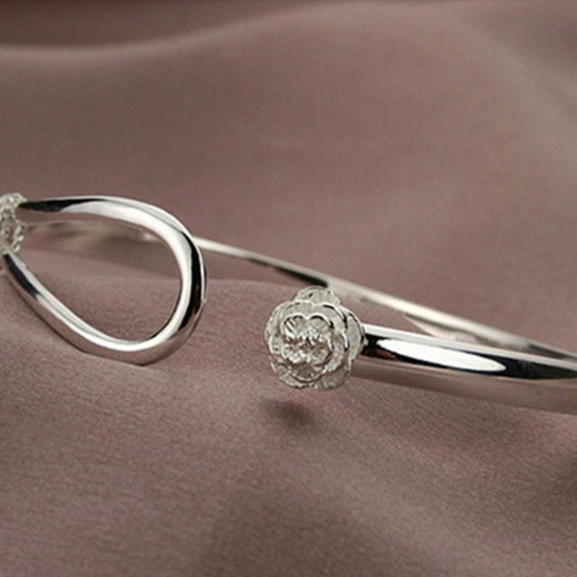 Elegantna zapestnica v srebrni barvi