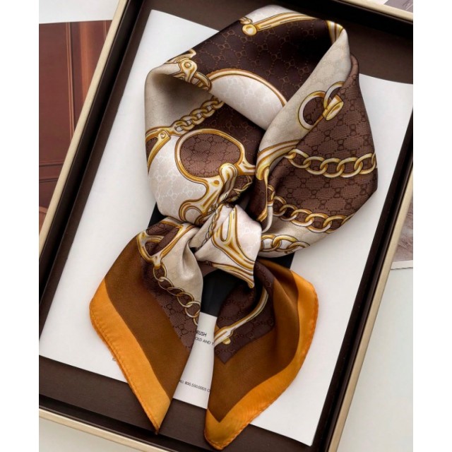 Elegantna kvadratna ruta z verižnim vzorcem v rjavo-zlati kombinaciji