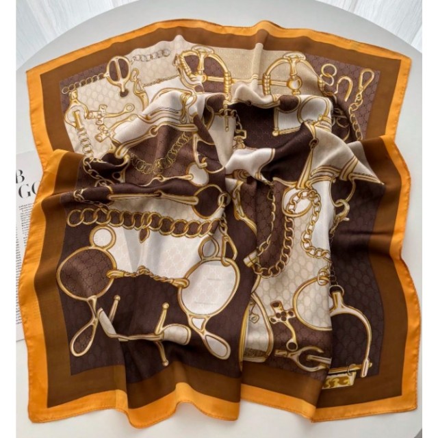 Elegantna kvadratna ruta z verižnim vzorcem v rjavo-zlati kombinaciji