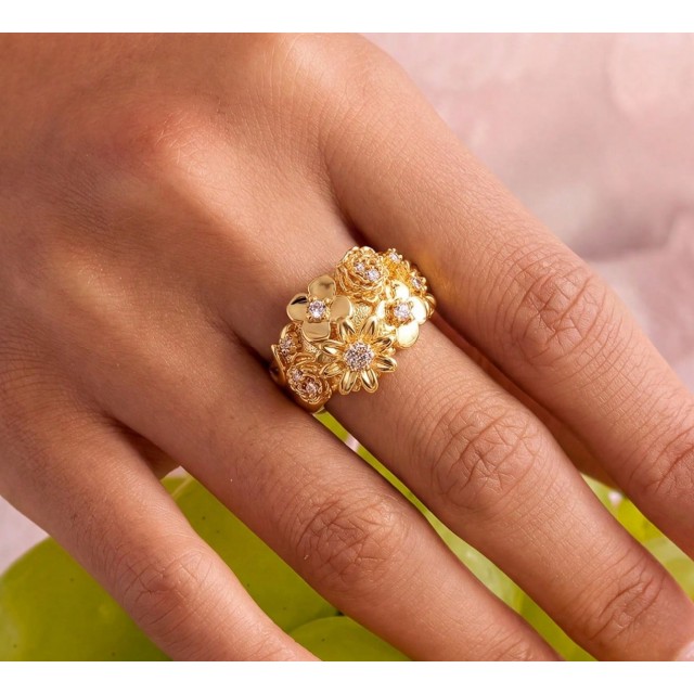 Nastavljiv prstan z rožami zlate barve 