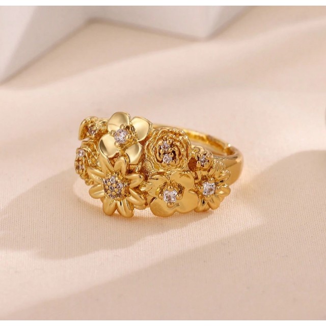 Nastavljiv prstan z rožami zlate barve 