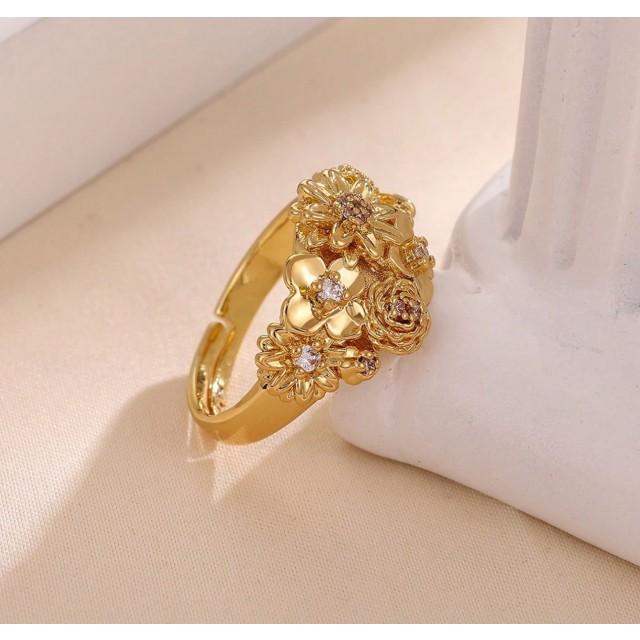 Nastavljiv prstan z rožami zlate barve 