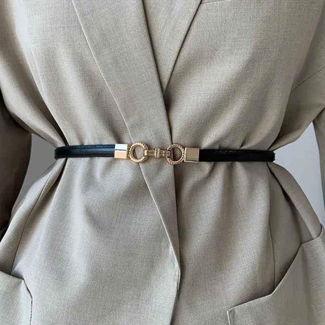 Eleganten ženski tanek pas z zlato zaponko