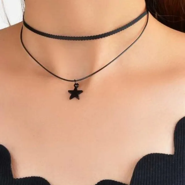 Choker ogrlica z obeskom zvezde v črni barvi 