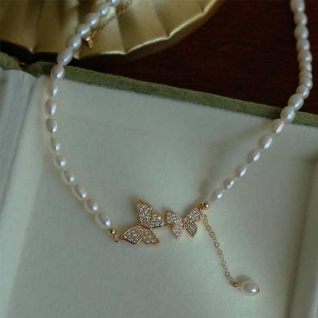 Elegantna ogrlica z metulji in perlicami 