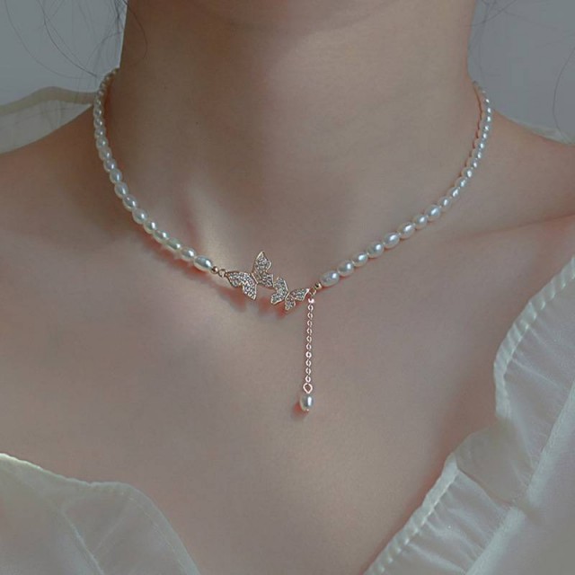 Elegantna ogrlica z metulji in perlicami 