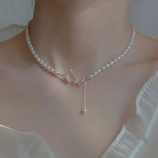 Elegantna ogrlica z metulji in perlicami 