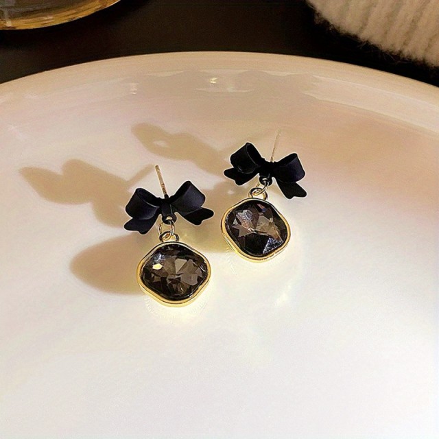 Viseči uhani s črnim kamenčkom in pentljico