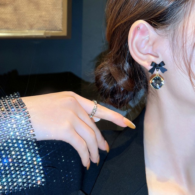 Viseči uhani s črnim kamenčkom in pentljico