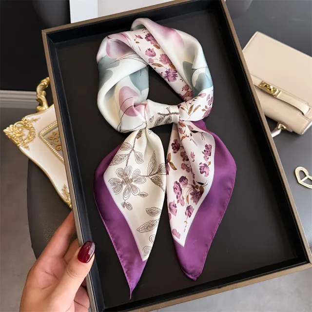 Elegantna ženska kvadratna ruta z rožnatim vzorcem