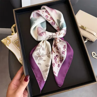 Elegantna ženska kvadratna ruta z rožnatim vzorcem