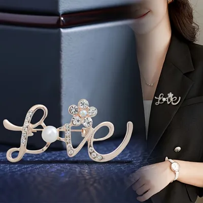 Elegantna broška LOVE v zlati barvi
