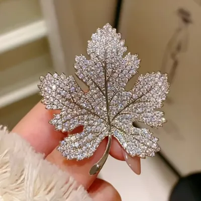 Elegantna broška z javorjevim listom in bleščečimi kamni 