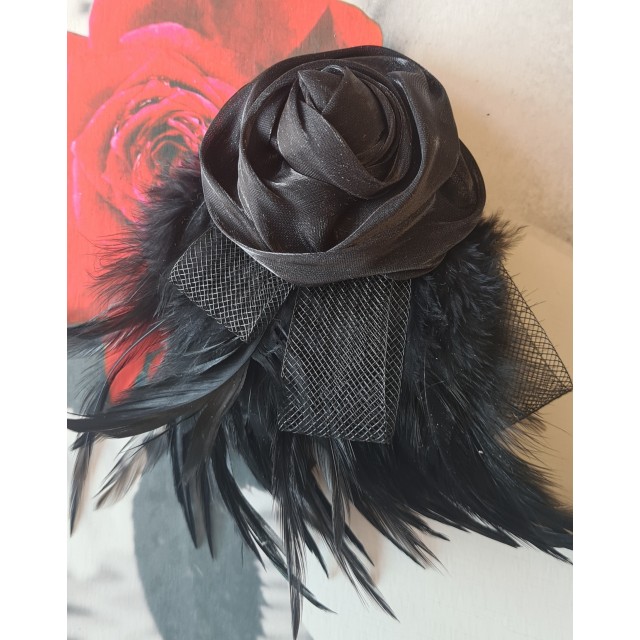 Broška vintage črna z vrtnico in perjem