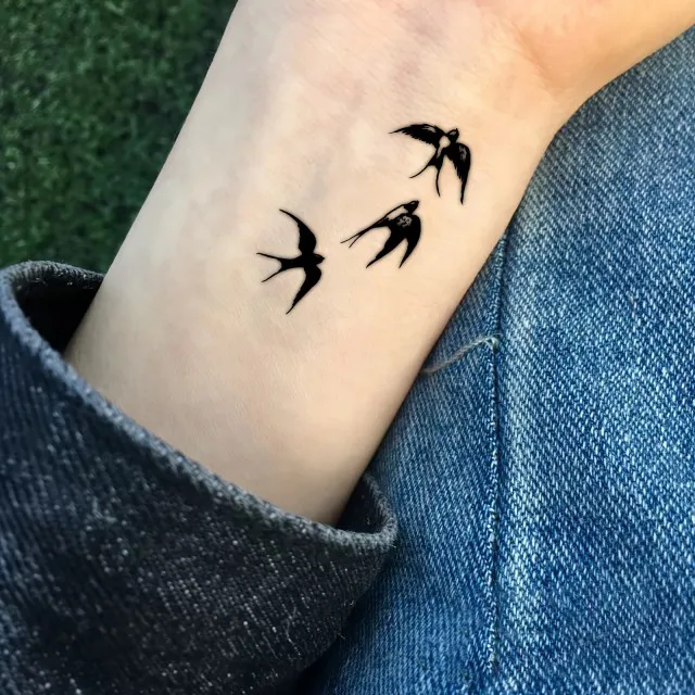 Komplet 2 tattoo začasnih nalepk z lastovkami