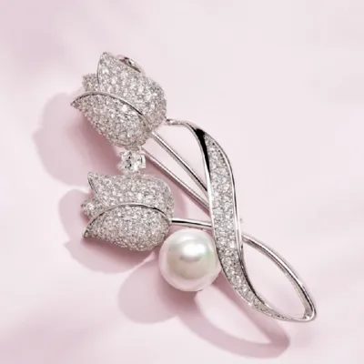Elegantna broška s tulipanom srebrne barve