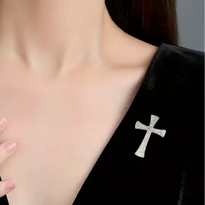Elegantna broška v obliki križa srebrne barve 