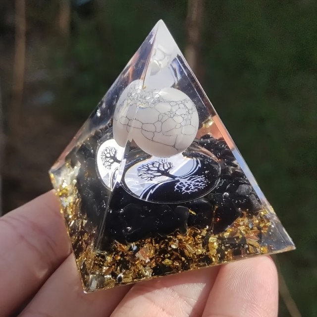 Orgonska piramida z belim howlitom in simbolom drevesa življenja 5cm