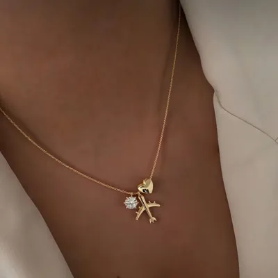 Elegantna ogrlica z letalom in srcem