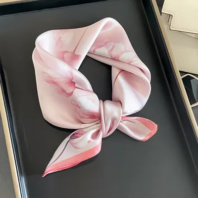 Elegantna kvadratna ruta z roza cvetličnim vzorcem 