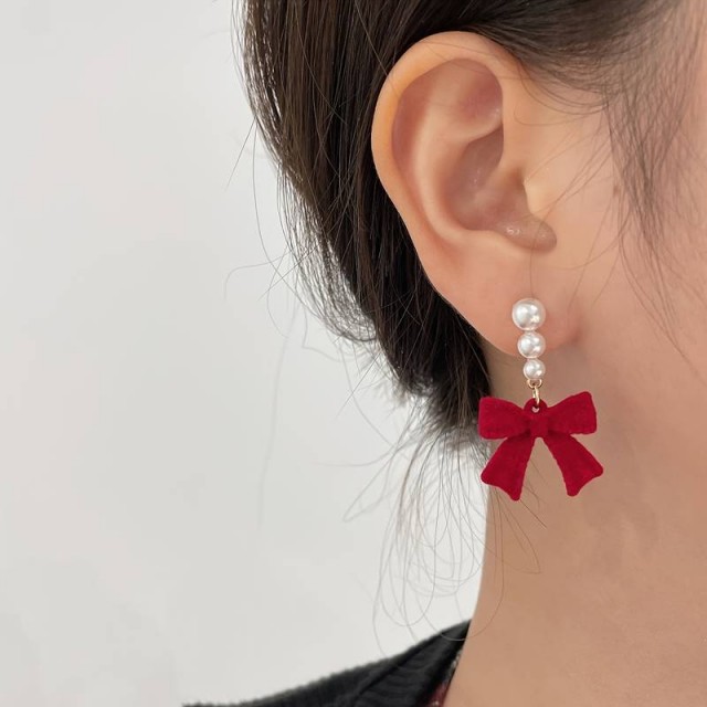 Vtični uhani s perlicami in rdečo pentljo