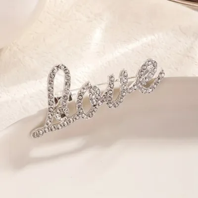 Elegantna broška v srebrni barvi LOVE