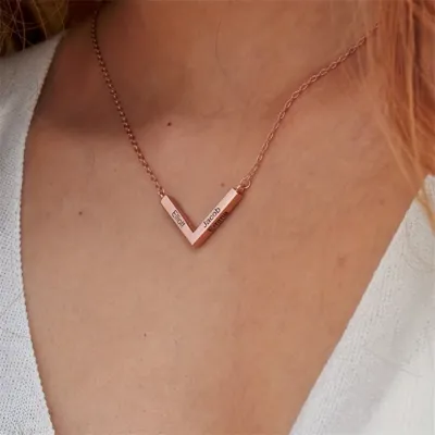 Personalizirana ogrlica v obliki črke V z možnostjo gravure