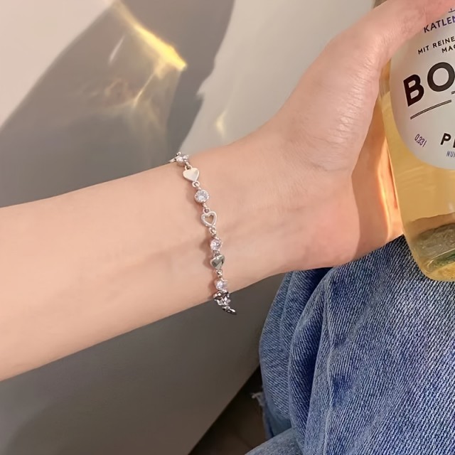 Elegantna zapestnica z motivom src v srebrni barvi