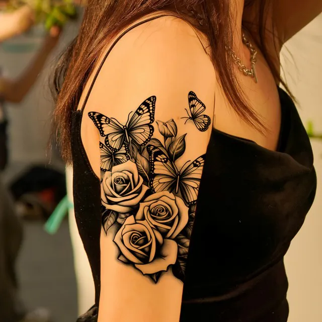 Realistična tattoo nalepka velike črne rože in metuljev