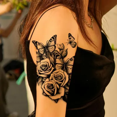 Realistična tattoo nalepka velike črne rože in metuljev
