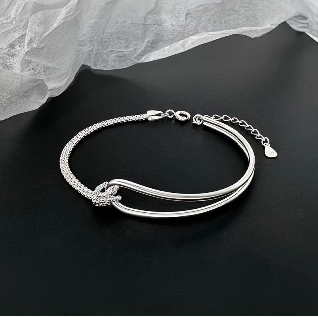 Srebrna zapestnica z vozlom 