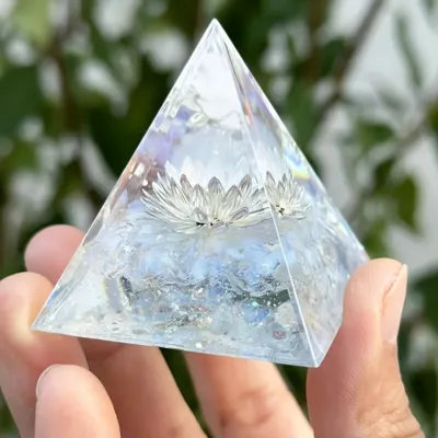 Orgonit kristalna piramida z lotusom 5cm