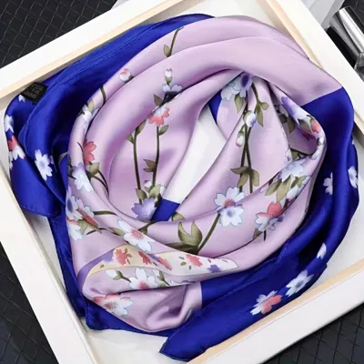 Elegantna ženska kvadratna ruta v lila in modri barvi s cvetlicami